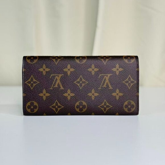 Louis Vuitton Monogram Canvas Wallet with Classic LV Logo Design - Picture 3 of 8